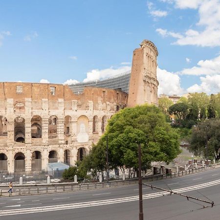 Iflat Unforgettable In Front Of Colosseum Rome Exterior photo