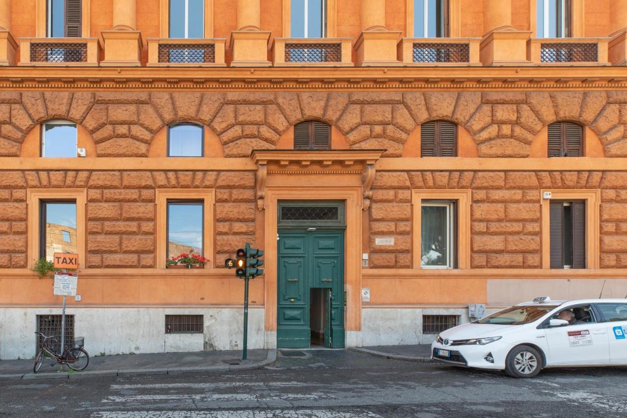 Iflat Unforgettable In Front Of Colosseum Rome Exterior photo
