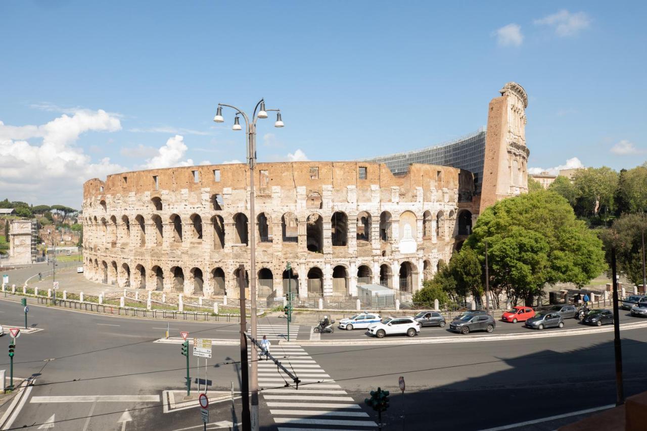 Iflat Unforgettable In Front Of Colosseum Rome Exterior photo